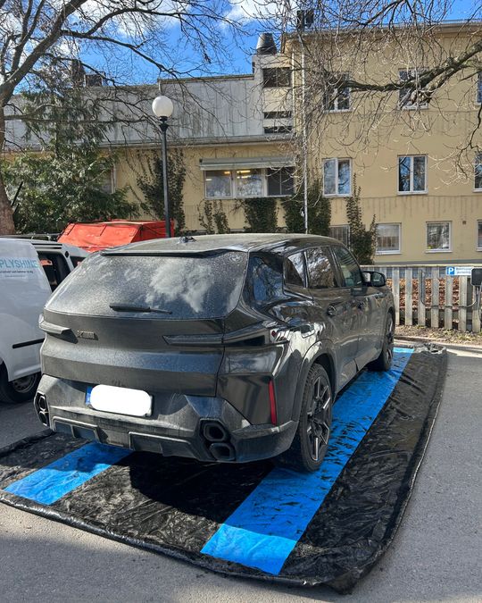 Smutsig bil före tvätt – bakifrån