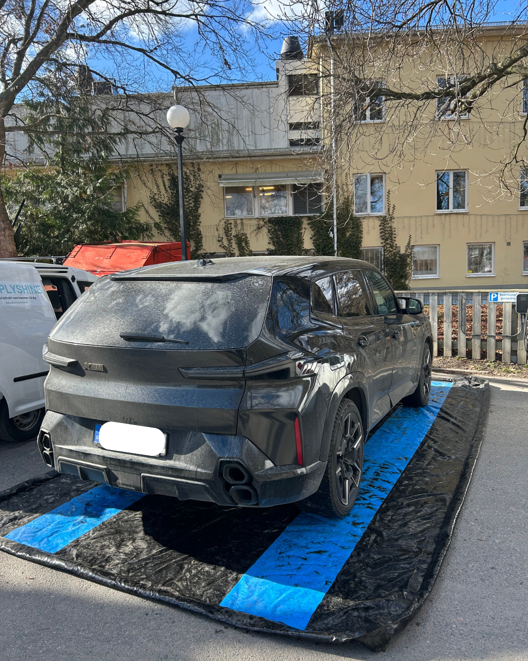 Smutsig bil före tvätt – bakifrån